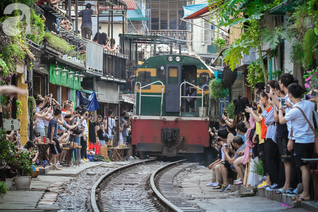 Hà Nội: Xôn xao thông tin đoàn tàu phải dừng đột ngột tại phố cà phê đường ray Phùng Hưng vì du khách chụp ảnh chạy không kịp - Ảnh 4.