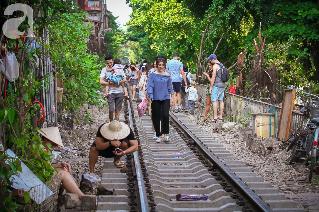 Hà Nội: Xôn xao thông tin đoàn tàu phải dừng đột ngột tại phố cà phê đường ray Phùng Hưng vì du khách chụp ảnh chạy không kịp - Ảnh 5.