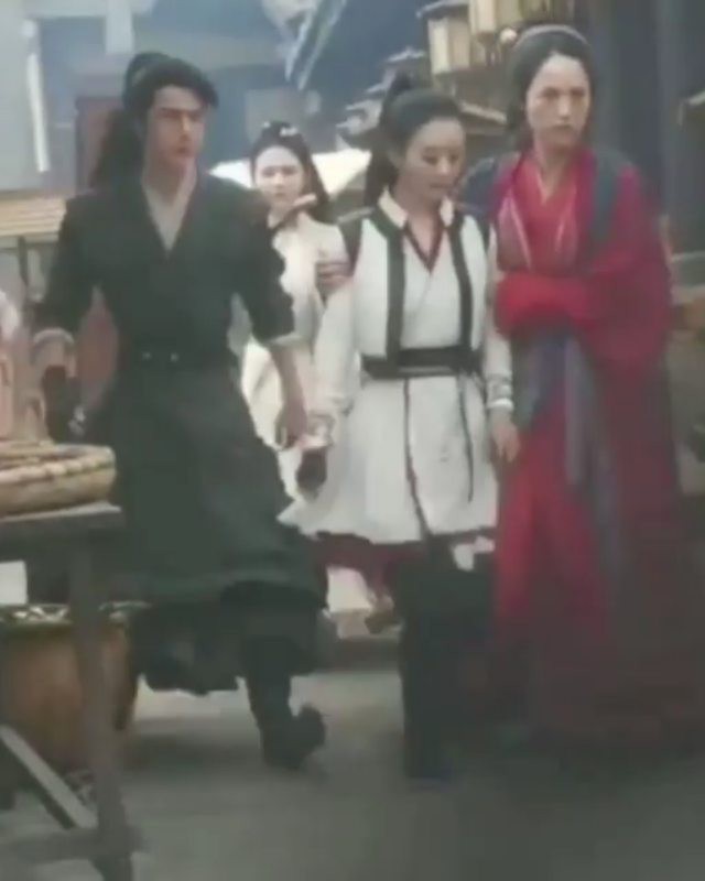 Vừa tung teaser hành động mãn nhãn, Triệu Lệ Dĩnh lại bất ngờ trọng thương tại hậu trường "Hữu Phỉ" - Ảnh 2. Vừa tung teaser hành động mãn nhãn, Triệu Lệ Dĩnh lại bất ngờ trọng thương tại hậu trường "Hữu Phỉ" - Ảnh 2.