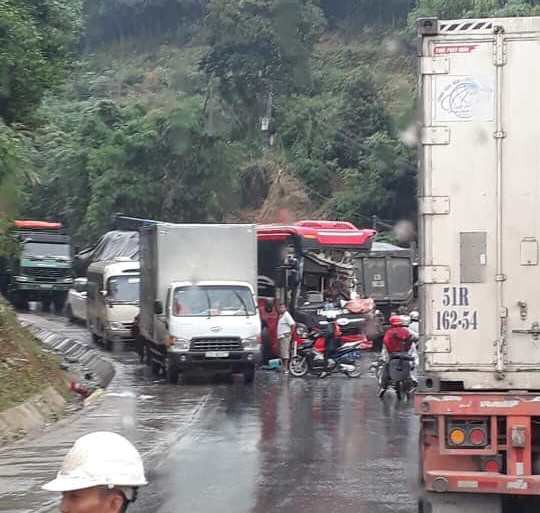 Tuyên Quang: Hàng chục hành khách hoảng loạn trong vụ tai nạn giữa đoạn đường trơn - Ảnh 2.