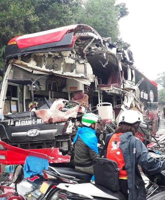 Tuyên Quang: Hàng chục hành khách hoảng loạn trong vụ tai nạn giữa đoạn đường trơn - Ảnh 1.