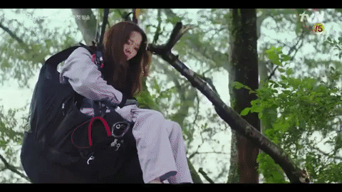 &quot;Chị đẹp&quot; Son Ye Jin bị treo lơ lửng trên cây cao rồi nhảy vào lòng &quot;tình cũ&quot; Song Hye Kyo trong teaser phim mới - Ảnh 2.