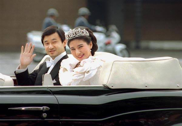 Vợ chồng Nhật hoàng Naruhito diễu hành ra mắt dân chúng, Hoàng hậu Masako gây choáng ngợp với vẻ đẹp rạng rỡ, thần thái hút hồn giống như ngày đầu làm dâu hoàng gia - Ảnh 2.