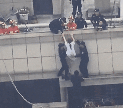 Cô gái trẻ cầm bó hoa hồng lên sân thượng tầng 30 tự tử, nguyên nhân khiến cô nghĩ quẩn khiến dân mạng vừa giận, vừa thương - Ảnh 5.
