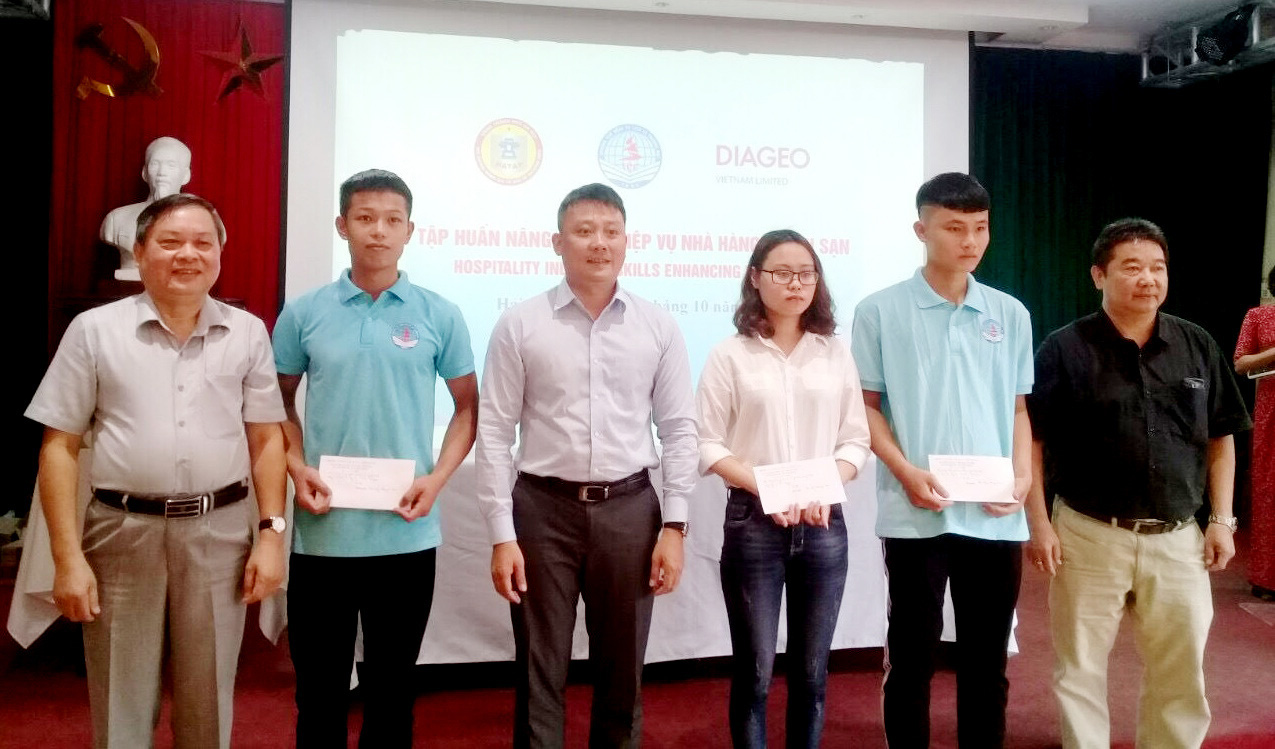 Diageo hỗ trợ nâng cao nghiệp vụ khách sạn nhà hàng cho sinh viên - Ảnh 2. Diageo hỗ trợ nâng cao nghiệp vụ khách sạn nhà hàng cho sinh viên - Ảnh 2.