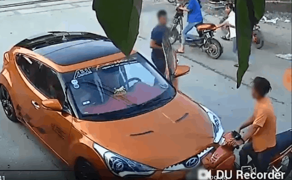 Clip: Đâm vào ô tô, nam thanh niên đi xe máy bị tài xế đấm liên tiếp vào mặt - Ảnh 2.