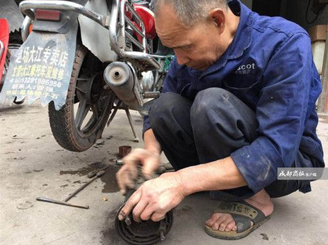 Cụ ông mù lòa vẫn sửa xe kiếm sống hơn 30 năm: May mắn làm kẻ lành lặn thì càng phải biết nỗ lực cho đời mình! - Ảnh 2.