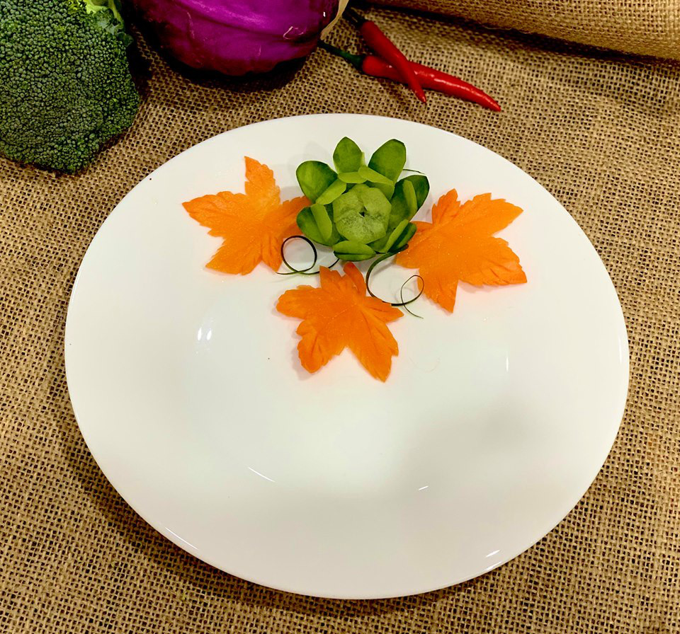 Học cách cắt tỉa cà rốt thành lá phong trang trí đĩa ăn thật lãng mạn