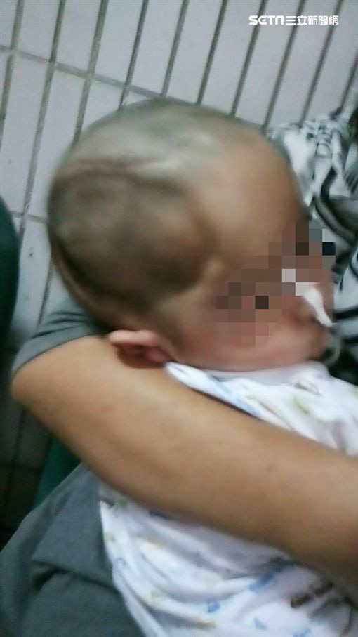 Bé gái 1 tuổi bị liệt suốt đời khi bị một bảo mẫu bạo hành vì cô bé khóc không ngừng - Ảnh 2.
