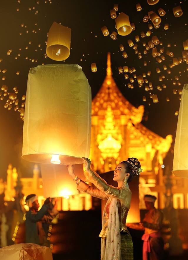 Hậu lễ hội thả đèn trời Thái Lan: Sau một đêm lung linh huyền ảo, người dân khóc mếu nhặt rác mỏi tay, sân bay hốt hoảng, nhà cháy thành tro - Ảnh 1.