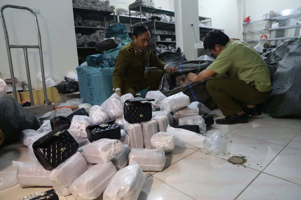 Đột nhập kho buôn ở Hà Nội, phát hiện hơn 1.000 túi xách “hàng hiệu” giá chỉ từ 40.000 đồng/chiếc - Ảnh 1.