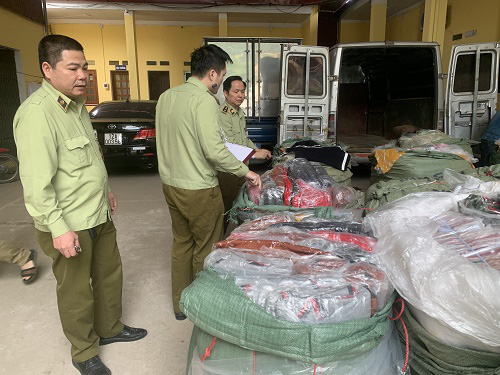 Đột nhập kho buôn ở Hà Nội, phát hiện hơn 1.000 túi xách “hàng hiệu” giá chỉ từ 40.000 đồng/chiếc - Ảnh 4.