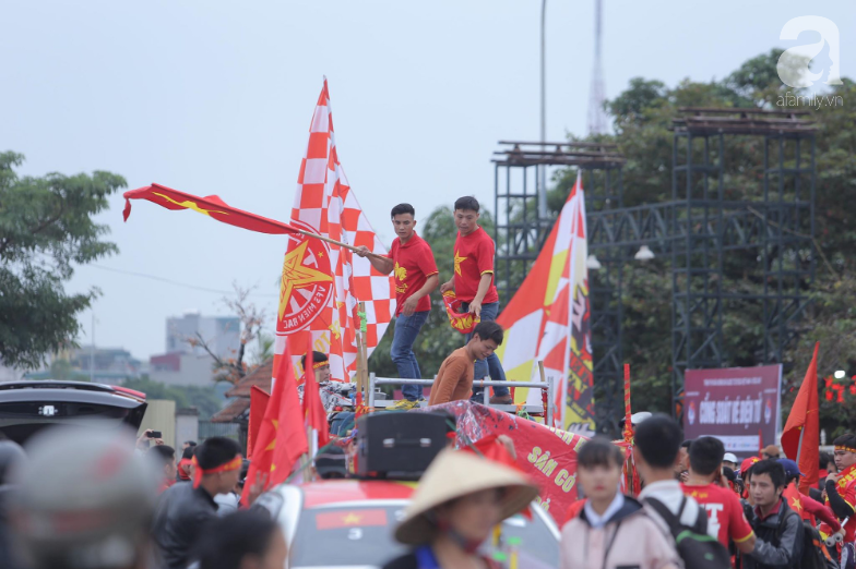 Trước lúc bóng lăn trận Việt Nam và UAE, hàng ngàn cổ động viên đã &quot;phủ đỏ&quot; các đoạn đường đến sân vận động Mỹ Đình - Ảnh 1.