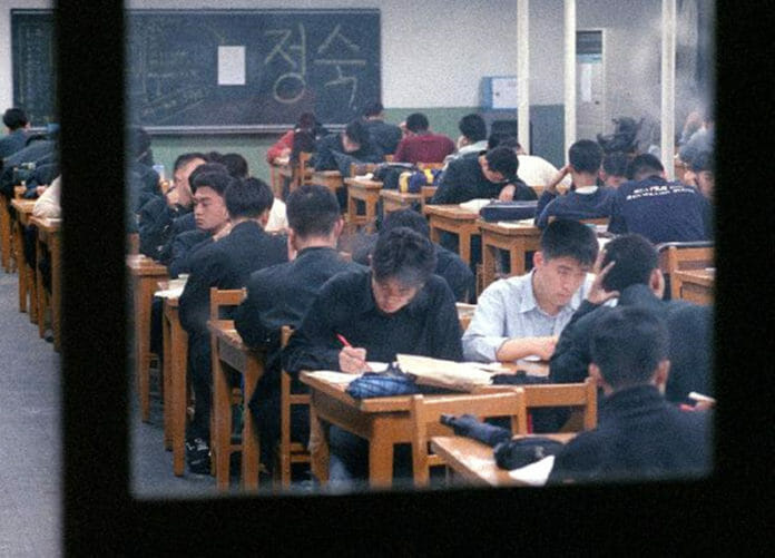Chẳng phải bây giờ, sĩ tử Hàn Quốc của thập niên 90 đã phát sốt với kỳ thi Đại học như thế này đây - Ảnh 8.