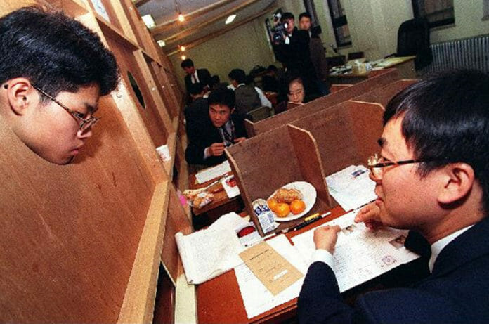 Chẳng phải bây giờ, sĩ tử Hàn Quốc của thập niên 90 đã phát sốt với kỳ thi Đại học như thế này đây - Ảnh 4.