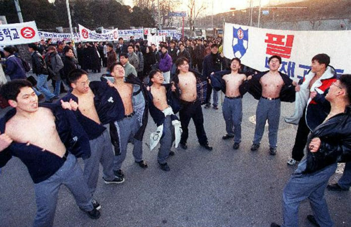 Chẳng phải bây giờ, sĩ tử Hàn Quốc của thập niên 90 đã phát sốt với kỳ thi Đại học như thế này đây - Ảnh 6.