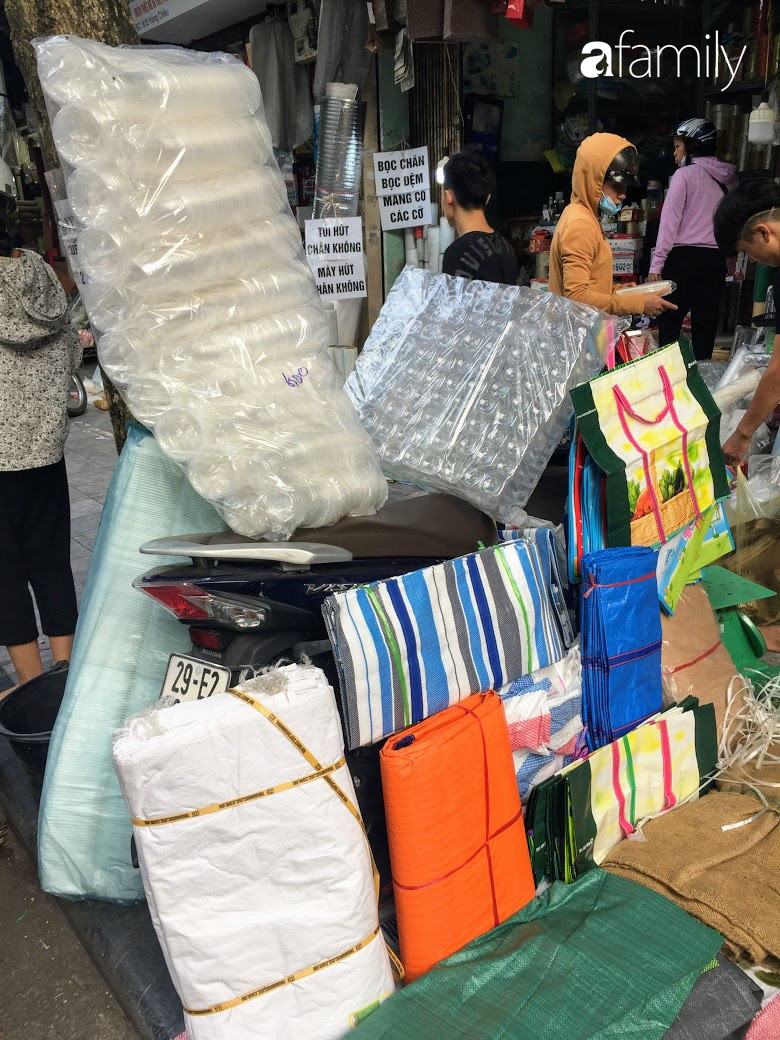 H&agrave;ng Chiếu: Phố cổ hiếm hoi c&ograve;n b&aacute;n mặt h&agrave;ng truyền thống như đ&uacute;ng t&ecirc;n gọi, cứ mua đồ c&oacute;i l&agrave; nhất định phải tới đ&acirc;y - Ảnh 11.