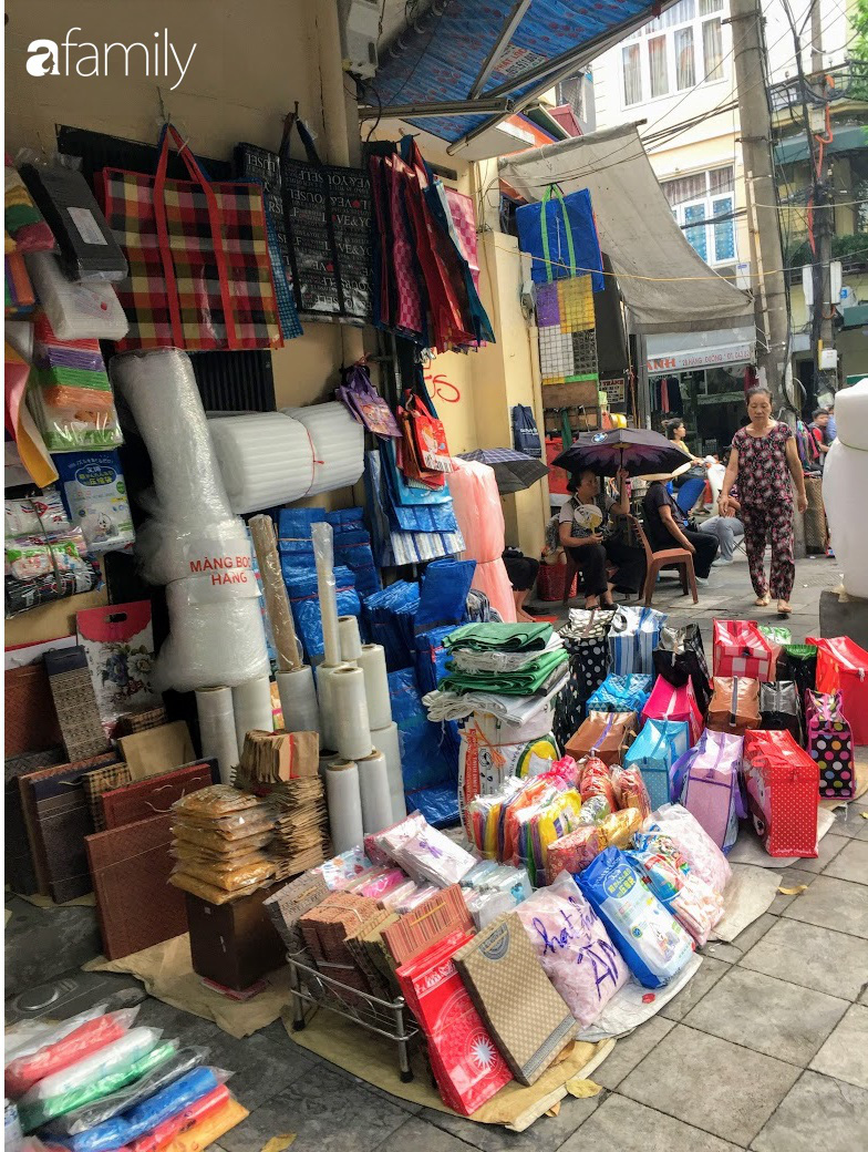 H&agrave;ng Chiếu: Phố cổ hiếm hoi c&ograve;n b&aacute;n mặt h&agrave;ng truyền thống như đ&uacute;ng t&ecirc;n gọi, cứ mua đồ c&oacute;i l&agrave; nhất định phải tới đ&acirc;y - Ảnh 9.