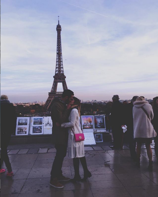 Cô gái nổi tiếng nhờ bức ảnh nụ hôn lãng mạn dưới chân tháp Eiffel, song sự thật về thân thế chàng trai khiến cả thế giới ngỡ ngàng - Ảnh 1.