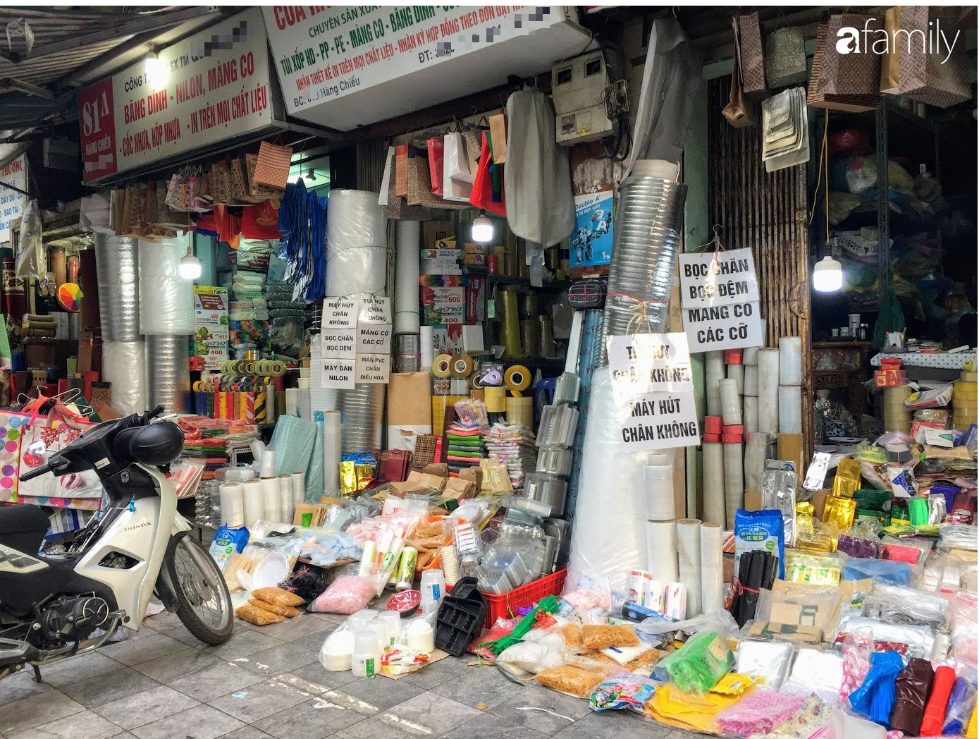 H&agrave;ng Chiếu: Phố cổ hiếm hoi c&ograve;n b&aacute;n mặt h&agrave;ng truyền thống như đ&uacute;ng t&ecirc;n gọi, cứ mua đồ c&oacute;i l&agrave; nhất định phải tới đ&acirc;y - Ảnh 8.