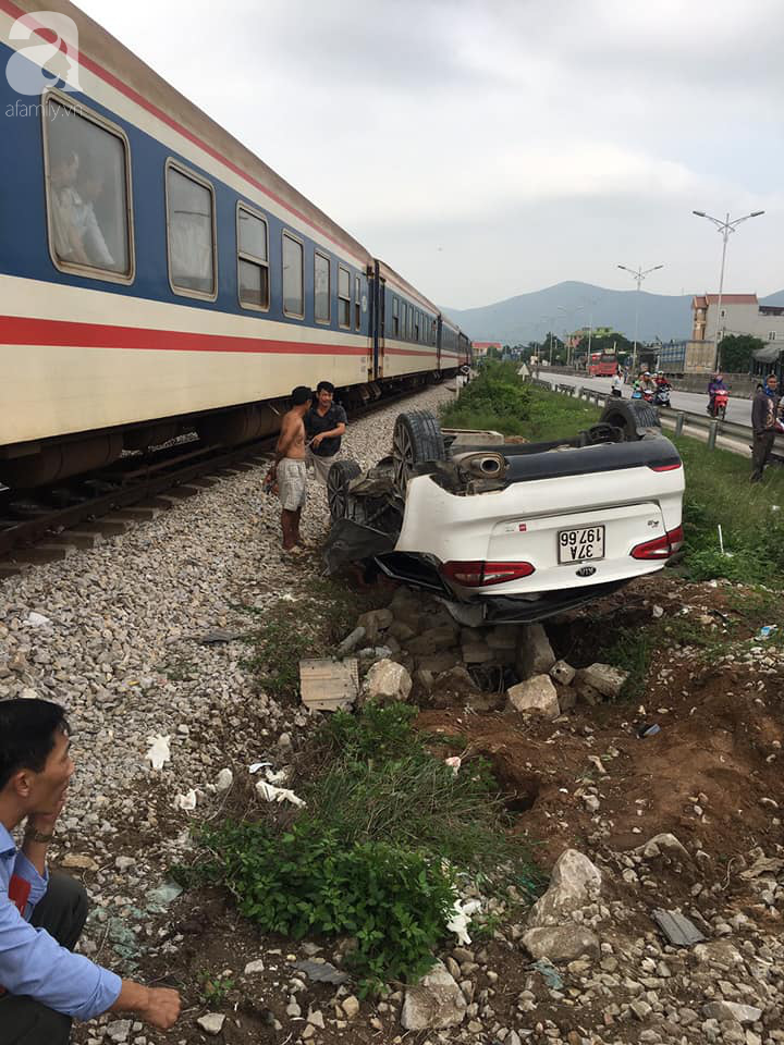 Nghệ An: Cố điều khiển ô tô băng qua đường sắt, người phụ nữ bị tàu tông tử vong - Ảnh 2.