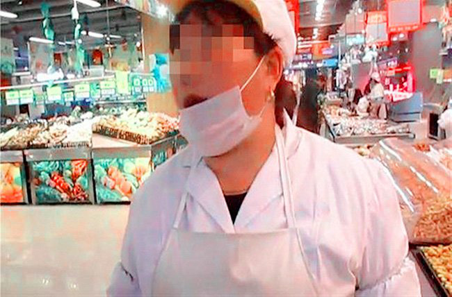 Con trai vô tư bóc bánh ăn chưa trả tiền, nhân viên siêu thị lớn tiếng buộc tội ăn cắp - Ảnh 3.
