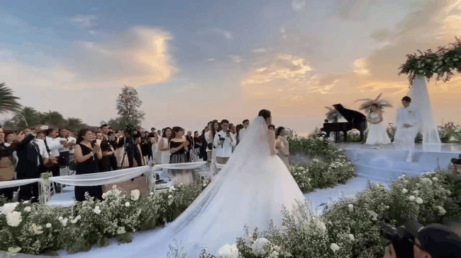 Đám cưới Đông Nhi và chuyện bây giờ mới kể: Đến cô dâu cũng còn gặp sự cố với váy cưới nữa là dàn khách mời tham dự - Ảnh 4.