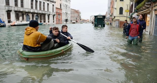 Vừa bác bỏ chính sách chống biến đổi khí hậu, hội đồng khu vực thành phố Venice lập tức bị trừng phạt bằng trận lụt nhấn chìm mọi thứ - Ảnh 4.