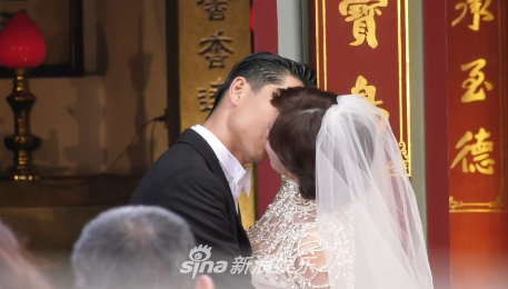 HOT: Lâm Chí Linh khóa môi ông xã kém tuổi trong ngày cưới, hạnh phúc khi chính thức bước vào cuộc sống hôn nhân - Ảnh 3.