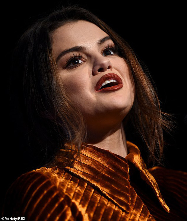 Selena Gomez gây hốt hoảng vì gương mặt già nua, thân hình sồ sề ngoài đời thật sau loạt ảnh như nữ thần trên mạng - Ảnh 4.