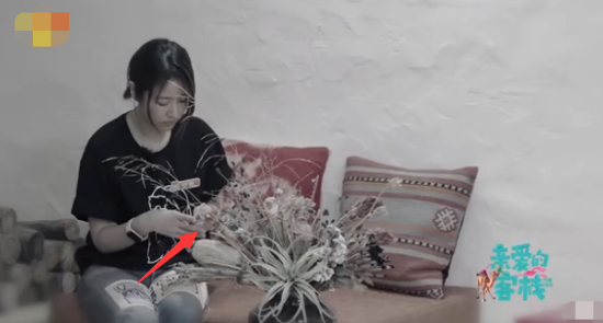 Lâm Tâm Như bị bạn thân Lưu Đào làm bẽ mặt, lủi thủi ngồi một góc gọi điện tâm sự với con - Ảnh 4. Lâm Tâm Như bị bạn thân Lưu Đào làm bẽ mặt, lủi thủi ngồi một góc gọi điện tâm sự với con - Ảnh 4.