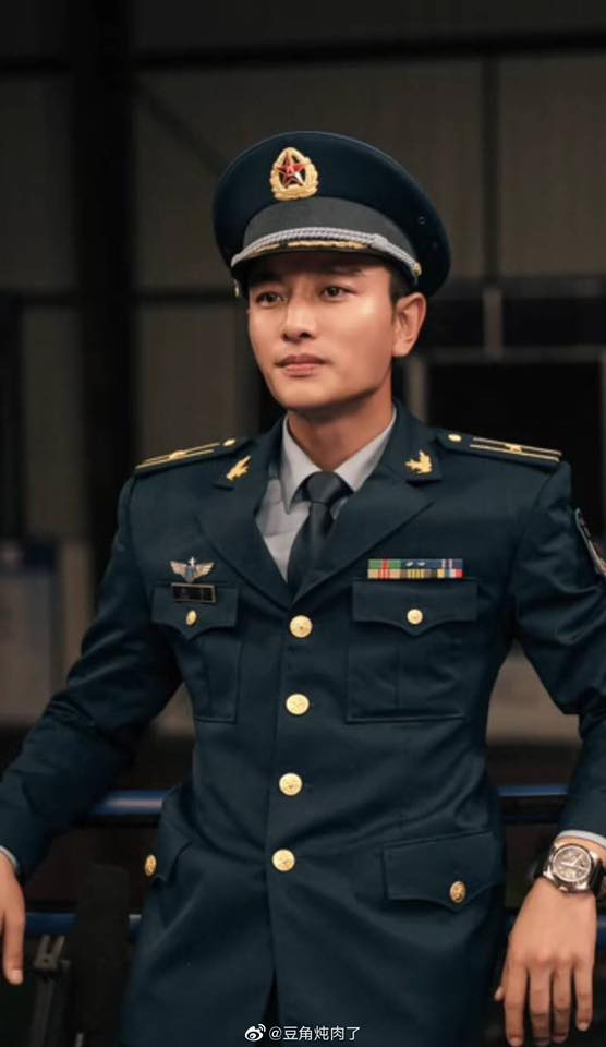 Hậu ly hôn Lý Tiểu Lộ, Giả Nãi Lượng khoe cơ, tắm tập thể trong phim đóng với bạn gái tin đồn - Ảnh 8. Hậu ly hôn Lý Tiểu Lộ, Giả Nãi Lượng khoe cơ, tắm tập thể trong phim đóng với bạn gái tin đồn - Ảnh 8.