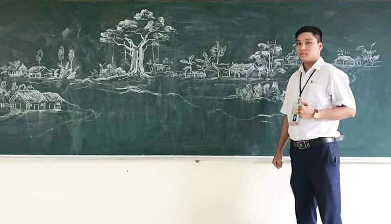 Thầy giáo xứ Thanh vẽ tranh phong cảnh trên bảng khiến dân tình ...