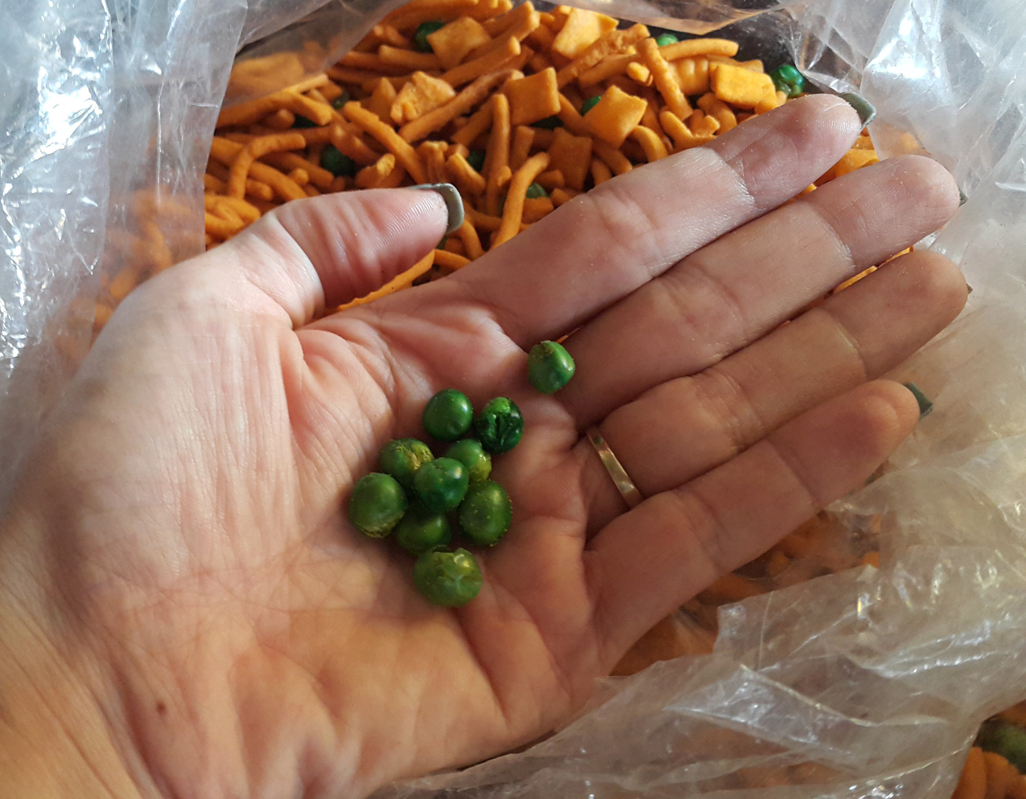 Bim bim và nguy cơ tẩm hóa chất, phụ gia không rõ nguồn gốc: Chuyên gia nói đây không phải chuyện đùa! - Ảnh 1. Bim bim và nguy cơ tẩm hóa chất, phụ gia không rõ nguồn gốc: Chuyên gia nói đây không phải chuyện đùa! - Ảnh 1.