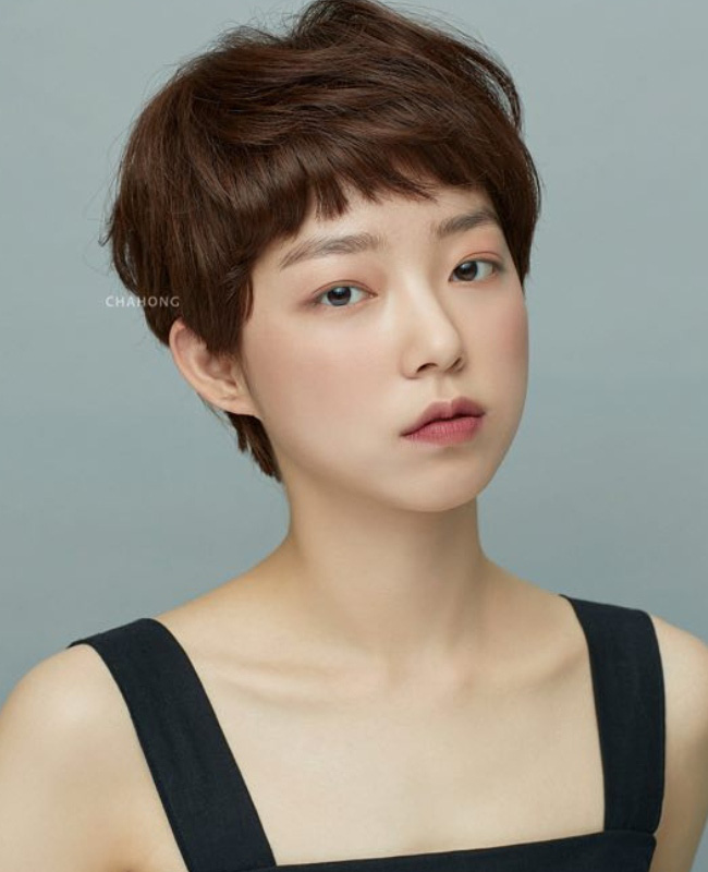 Tóc ngắn, tóc dài - Arguably speaks multi-style preferences, this is a comparison between short and long hair. Short hair is often seen as a bold and confident statement, while long hair is associated with a feminine and romantic look. Let\'s take a look at the images to find out more about short and long hairstyles.