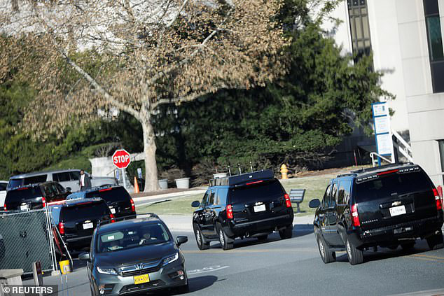 Choáng với ngày khám sức khỏe của ông Trump: Đặc nhiệm vây kín bệnh viện, vũ khí trang bị tận răng - Ảnh 2.