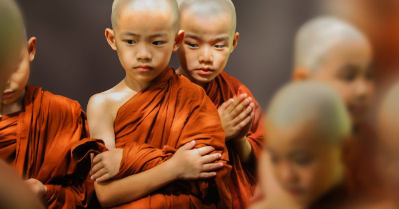 Thấy lão Hòa thượng cõng cô gái trẻ qua sông, chú tiểu hỏi "sao thầy phạm giới?" và bài học hay về sự buông bỏ - Ảnh 2. Thấy lão Hòa thượng cõng cô gái trẻ qua sông, chú tiểu hỏi "sao thầy phạm giới?" và bài học hay về sự buông bỏ - Ảnh 2.