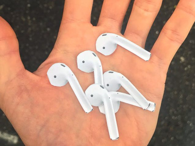 Nghệ sĩ chơi khăm dán hình tai nghe AirPods khắp nơi khiến người đi đường thi nhau nhặt  - Ảnh 2.