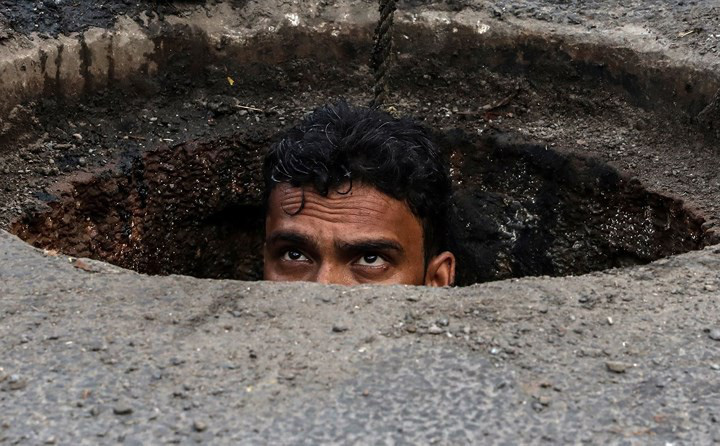 Xem chùm ảnh công nhân ngụp lặn trong những ống cống hôi thối ở Ấn Độ, ta thấy mình còn may mắn chán! - Ảnh 11.