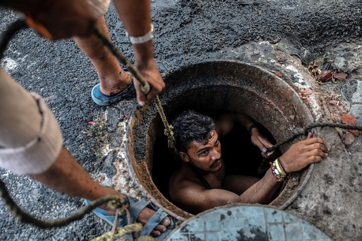 Xem chùm ảnh công nhân ngụp lặn trong những ống cống hôi thối ở Ấn Độ, ta thấy mình còn may mắn chán! - Ảnh 7.