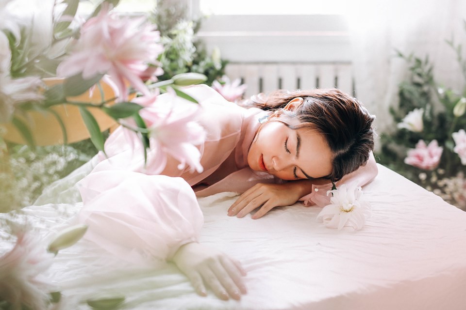 Đụng áo xuyên thấu: Angela Phương Trinh sexy, lúng liếng khác hẳn vẻ trong trẻo của đàn chị Phạm Quỳnh Anh - Ảnh 3. Đụng áo xuyên thấu: Angela Phương Trinh sexy, lúng liếng khác hẳn vẻ trong trẻo của đàn chị Phạm Quỳnh Anh - Ảnh 3.