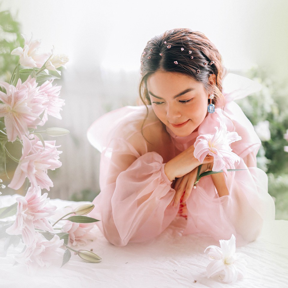 Đụng áo xuyên thấu: Angela Phương Trinh sexy, lúng liếng khác hẳn vẻ trong trẻo của đàn chị Phạm Quỳnh Anh - Ảnh 2. Đụng áo xuyên thấu: Angela Phương Trinh sexy, lúng liếng khác hẳn vẻ trong trẻo của đàn chị Phạm Quỳnh Anh - Ảnh 2.