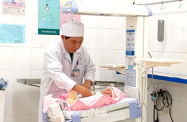 Bé trai sinh ra không có lỗ hậu môn, sau 11 ngày tuổi bác sĩ đã phẫu thuật tạo lỗ hậu môn mới thành công cho bé - Ảnh 1.
