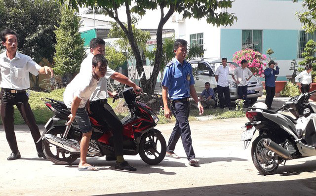 [Nóng] Hơn 100 học viên cai nghiện ma túy trốn trại, chặn đường, cướp xe của người dân - Ảnh 1.