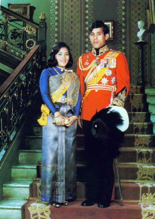 Vợ đầu của Quốc vương Thái Lan: Bị ly hôn trong phũ phàng nhưng là người có cái kết viên mãn nhất, nhìn cuộc sống hiện tại ai cũng phải ngưỡng mộ - Ảnh 1.