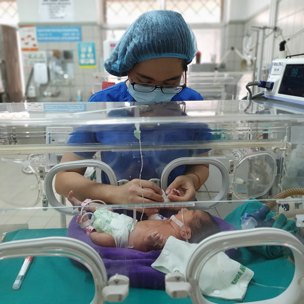 Thai phụ tiểu ra máu cục, bác sĩ khẩn cấp mổ bắt thai non - Ảnh 1.