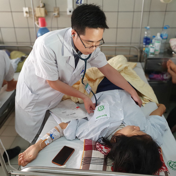 Thai phụ tiểu ra máu cục, bác sĩ khẩn cấp mổ bắt thai non - Ảnh 2.