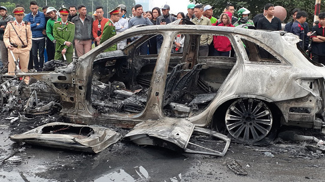 Chuyên gia lý giải nguyên nhân chiếc Mercedes bốc cháy dữ dội sau tai nạn tại Hà Nội - Ảnh 1.