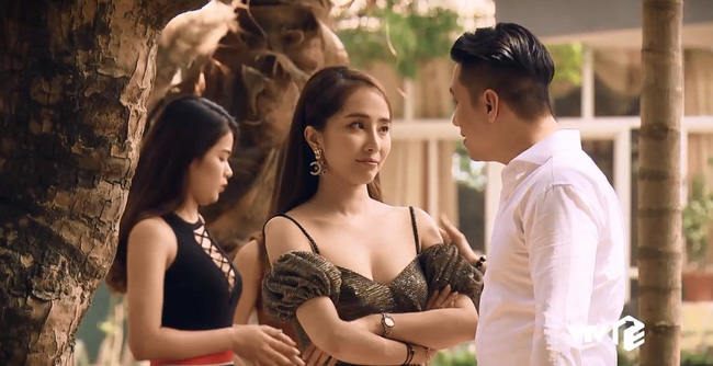 Ăn đứt "Về nhà đi con", Quỳnh Nga trong "Sinh Tử": Gái ngàng cao cấp, ăn mặc hở trên ngắn dưới sexy gấp trăm lần Nhã - Ảnh 9. Ăn đứt "Về nhà đi con", Quỳnh Nga trong "Sinh Tử": Gái ngàng cao cấp, ăn mặc hở trên ngắn dưới sexy gấp trăm lần Nhã - Ảnh 9.
