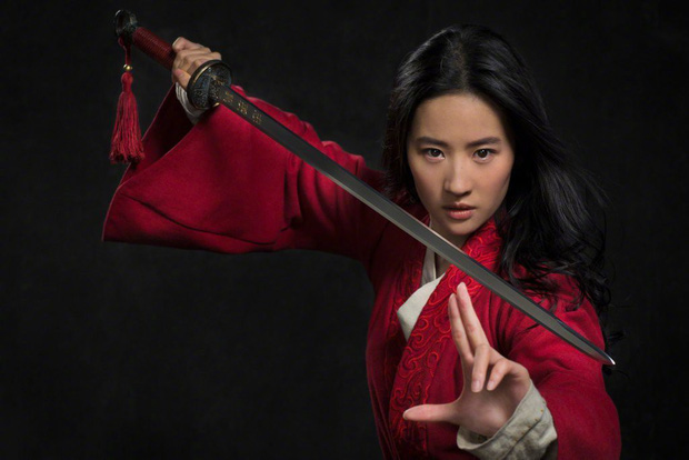 Bất chấp chuyện bị chê diễn dở tệ khiến &quot;Mulan&quot; quay lại, Lưu Diệc Phi vẫn đẹp nức nở trên poster phim  - Ảnh 4.